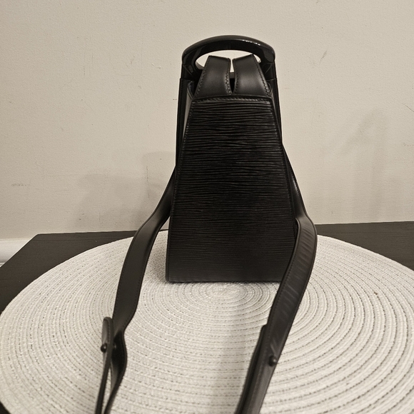 ✨ Louis Vuitton Minuit Shoulder Bag – Epi Noir Vintage ✨ - Picture 4 of 9